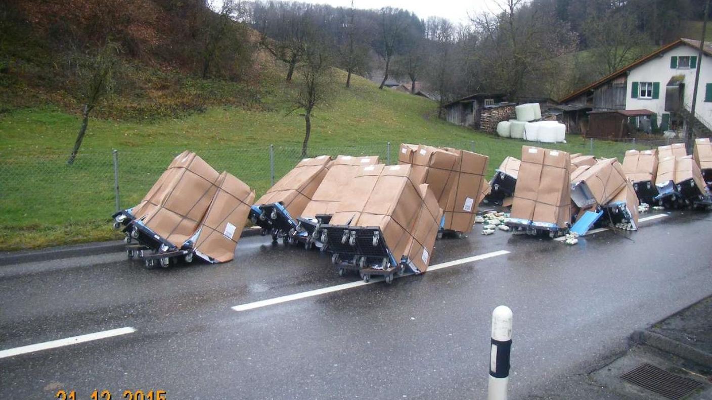 I carrelli con il condimento per insalate persi dall'autocarro