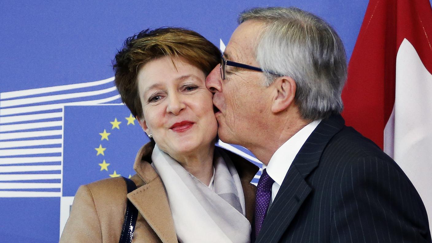 2 febbraio 2015: la calorosa accoglienza di Juncker a un'imbarazzata Sommaruga a Bruxelles per discutere dell'applicazione dell'iniziativa contro l'immigrazione di massa, un dossier ancora aperto a fine anno