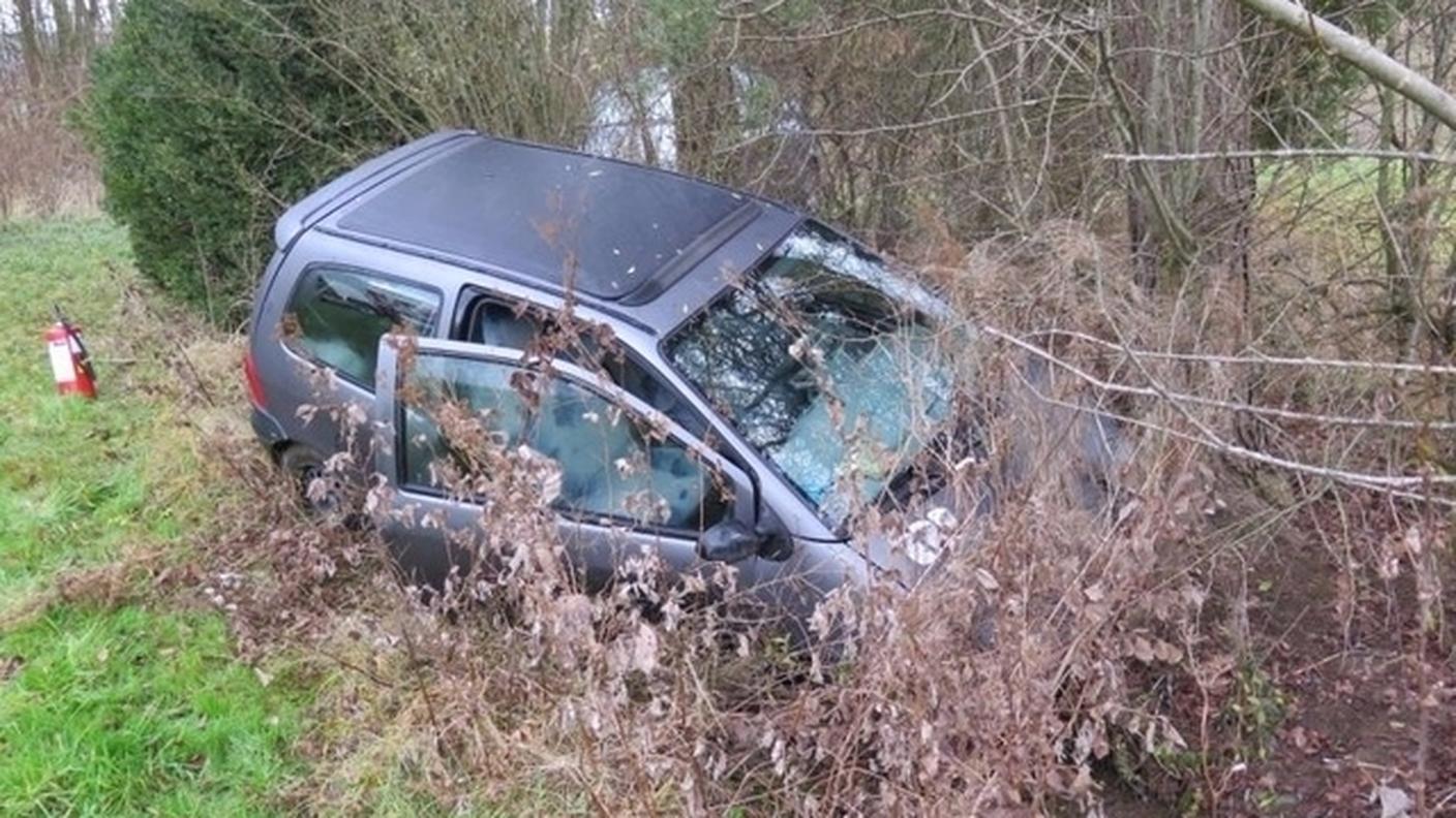 L'utilitaria abbandonata vicino a un torrente di Ormalingen
