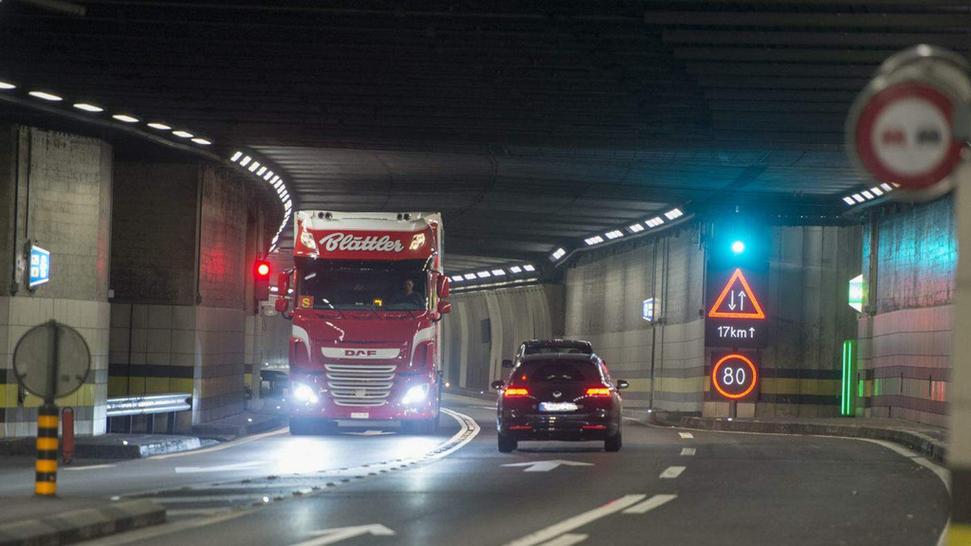 Quasi due terzi degli svizzeri dicono sì alla creazione del secondo tunnel