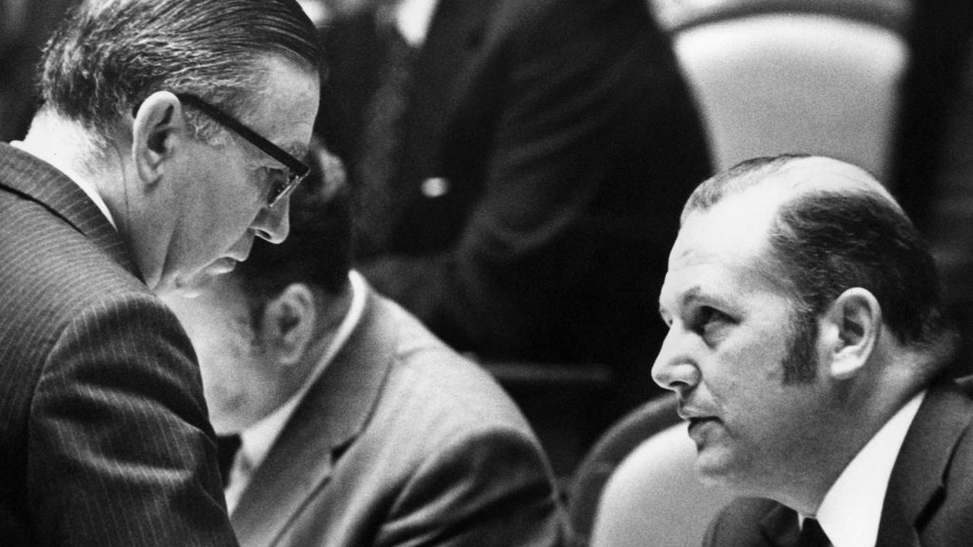 I consiglieri nazionali Schwarzenbach e Oehen nel 1974. Anche allora vi era stato un aumento delle domande di naturalizzazione