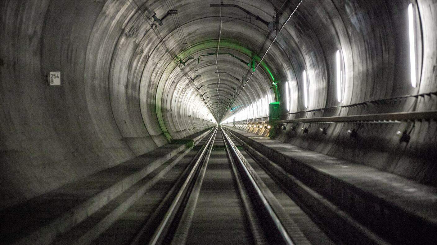 Sfrecciare lungo il tunnel più lungo del mondo diventerà parte del quotidiano