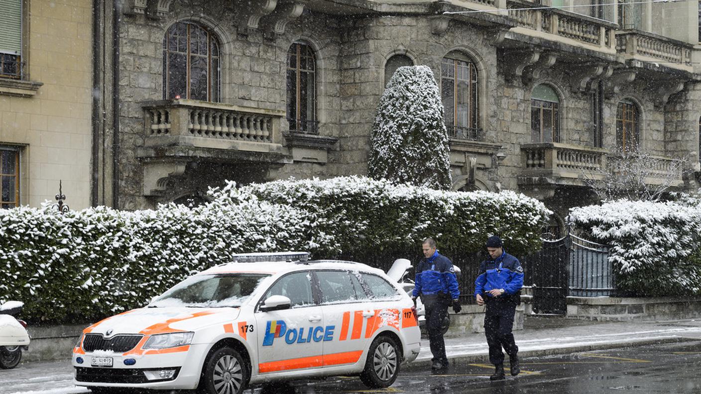 Polizia anche davanti all'immobile in cui vive il dipendente