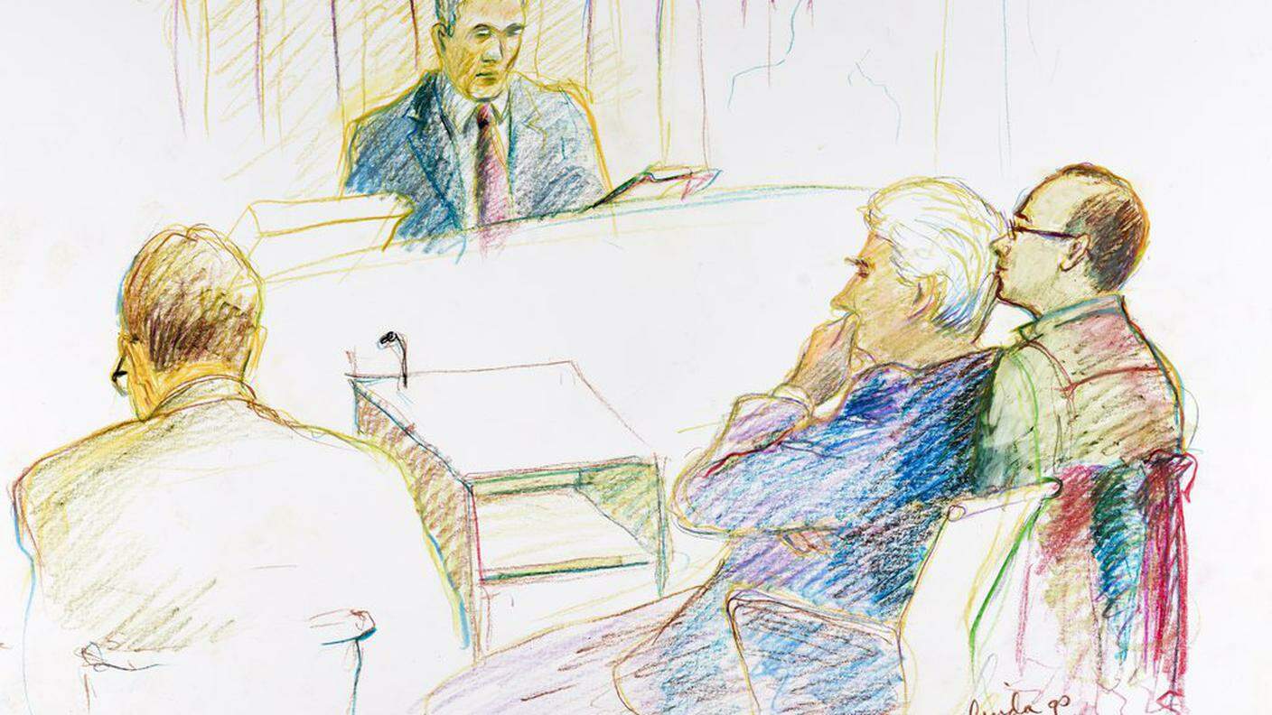 L'accusato, a destra, raffigurato durante il processo di prima istanza nel 2013