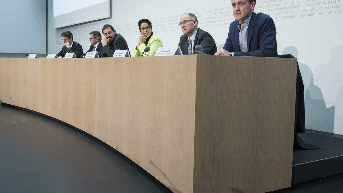 Il comitato contrario in conferenza stampa, con esponenti di PLR, PPD, UDC, Verdi liberali e PBD