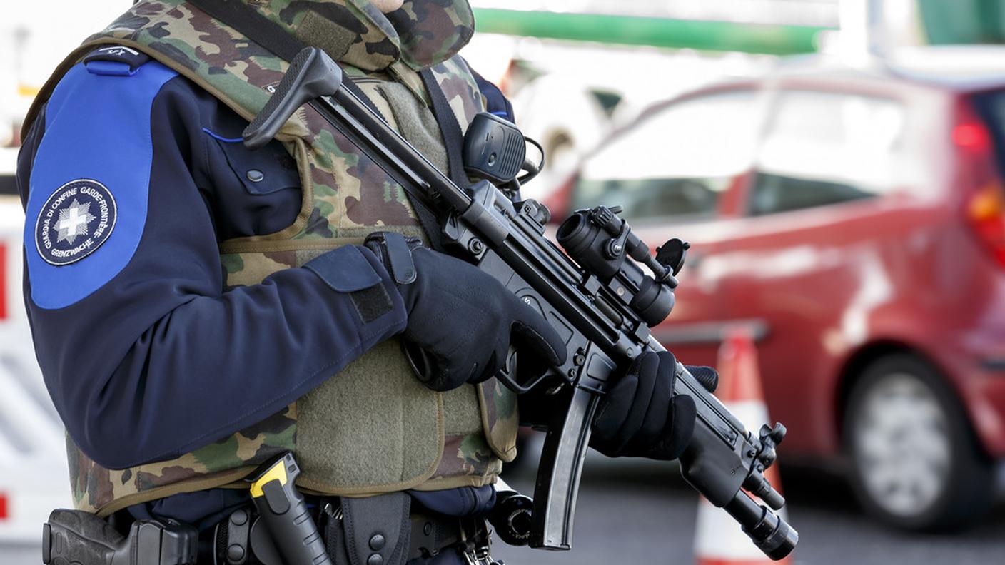 Agenti pronti a intervenire