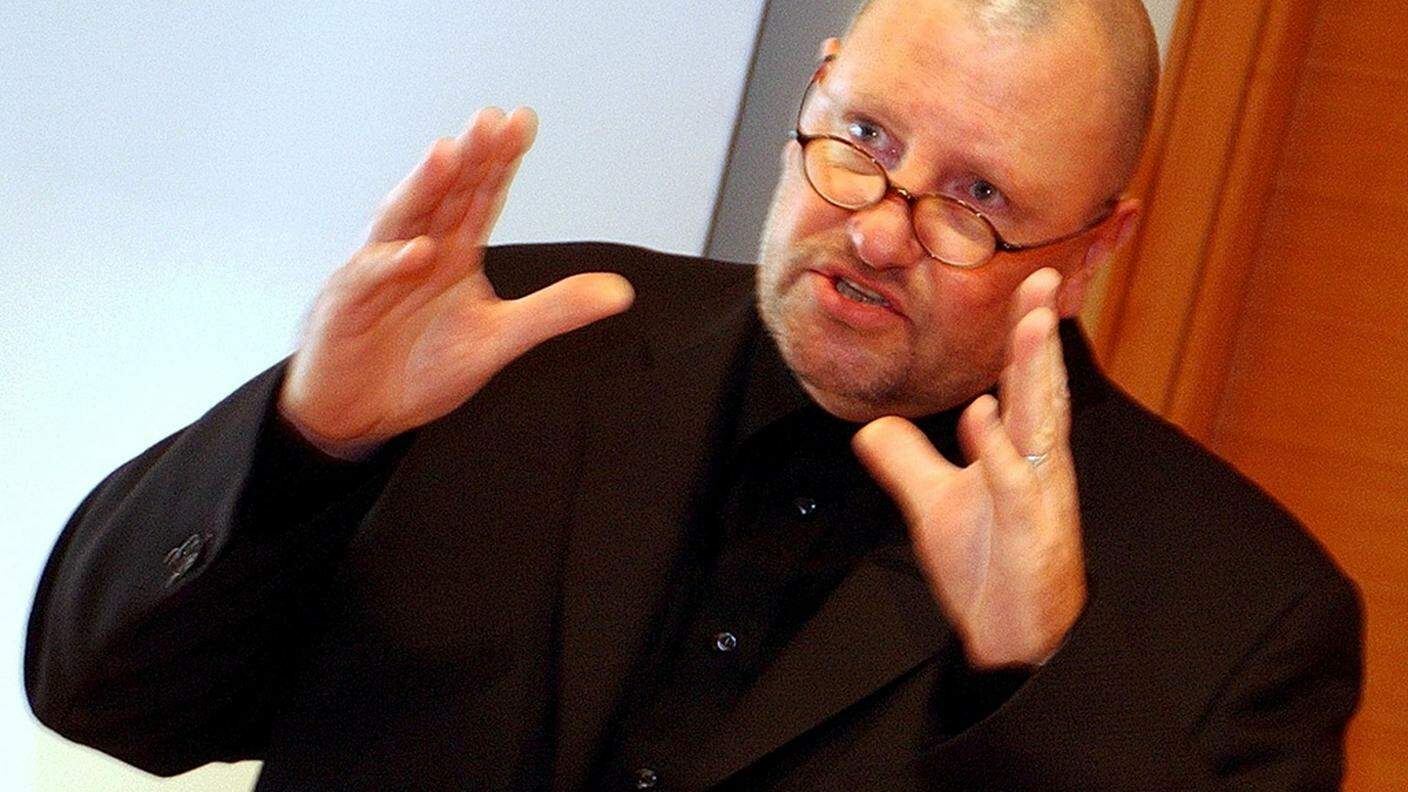 Dieter Behring durante una conferenza stampa nel 2004