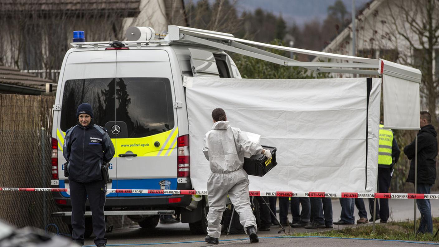 Inquirenti sul luogo della strage