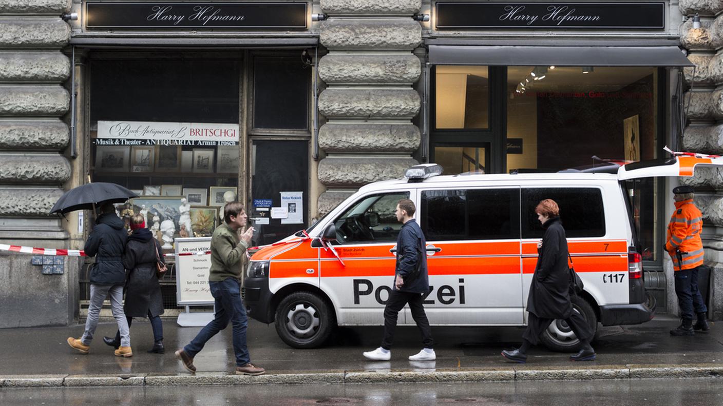 La polizia davanti alla gioielleria rapinata