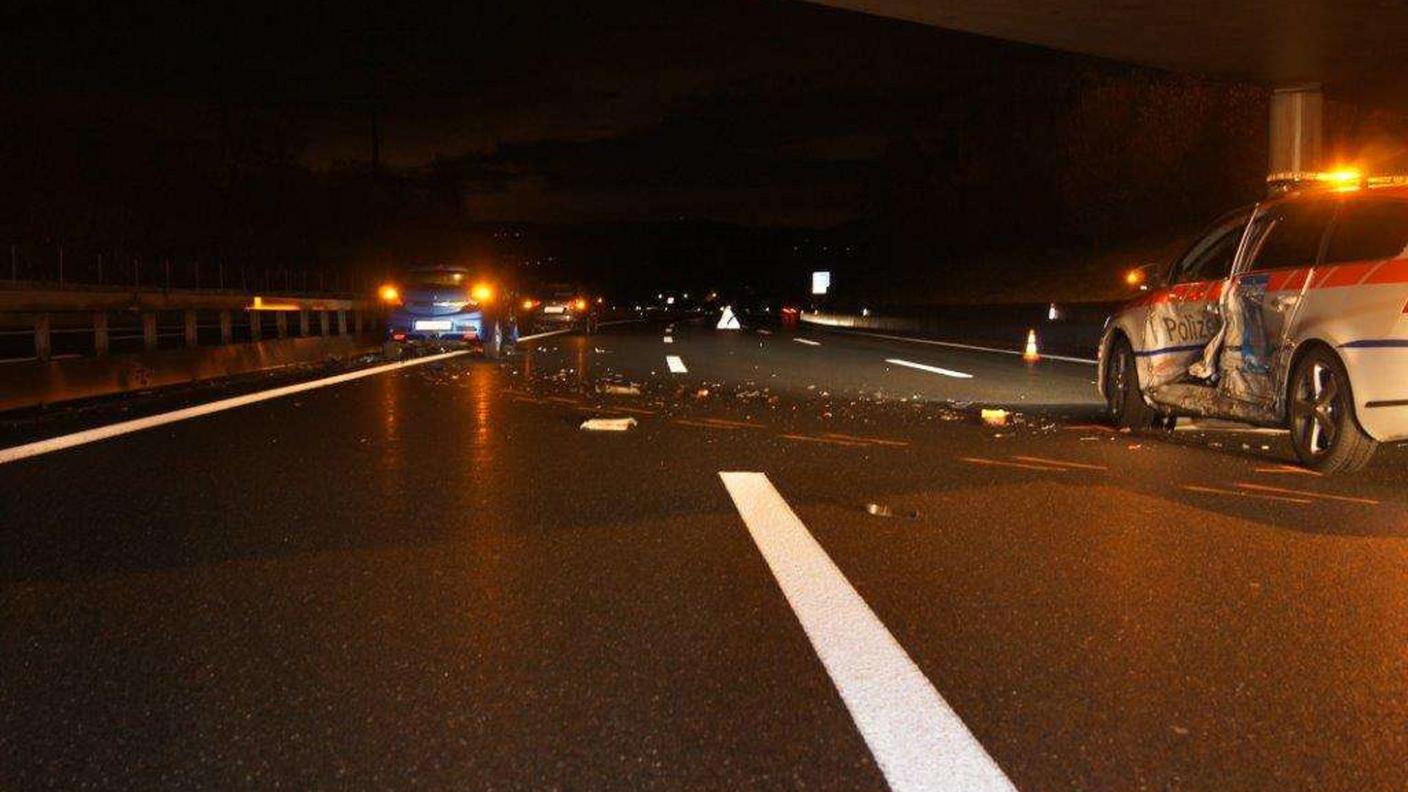 La vettura della polizia è stata travolta dall'auto del giovane
