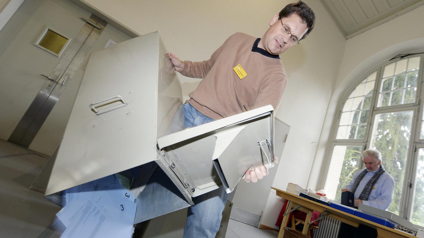 Molto lavoro da fare, nei seggi di vari cantoni, anche per numerosi oggetti di carattere cantonale