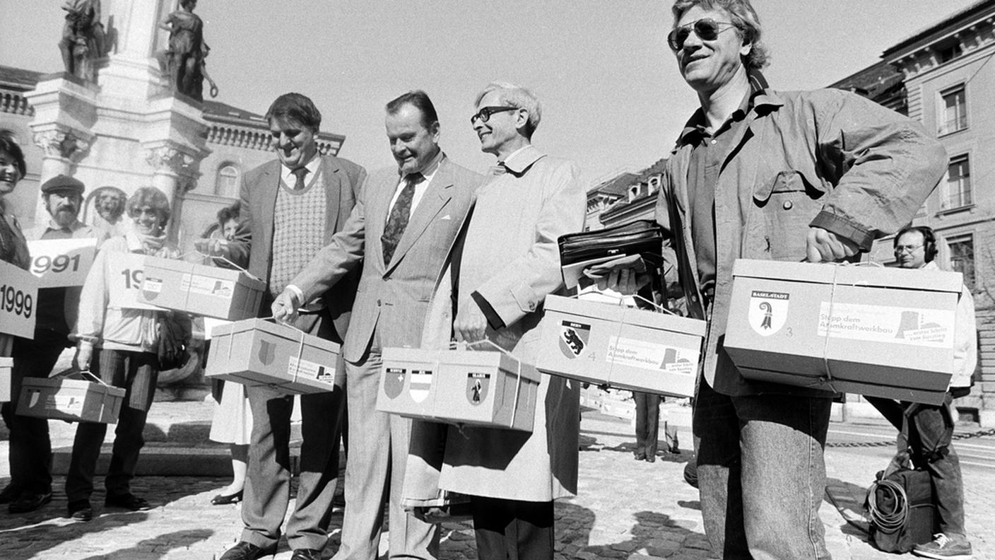 1987: Daniel Brélaz, Sergio Salvioni, Alexander Euler e Franz Jaeger consegnano le firme per la moratoria sulla costruzione di nuove centrali atomiche