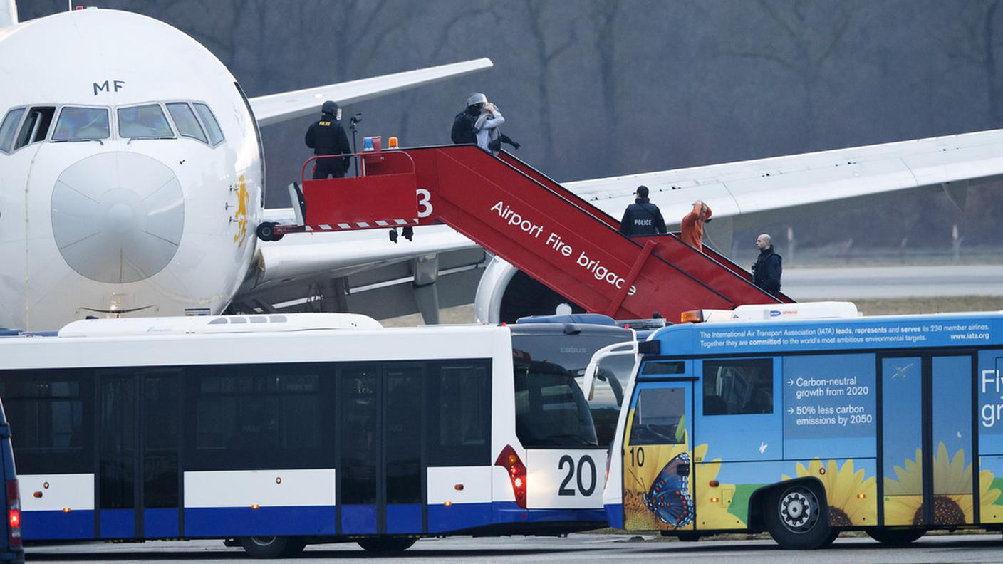 I passeggeri erano stati fatti scendere dall'aereo con le mani sopra la testa