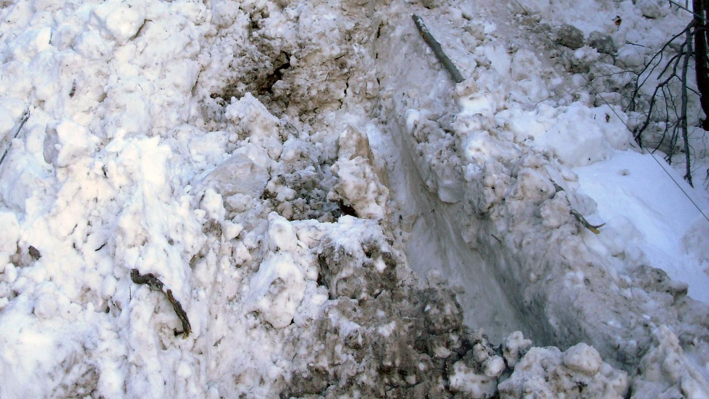 La massa di neve ha investito un 39enne, che è scivolato a valle per 25-30 metri