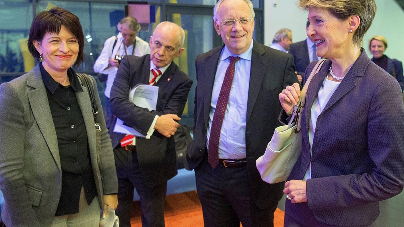 Ministri sorridenti alla conferenza stampa serale