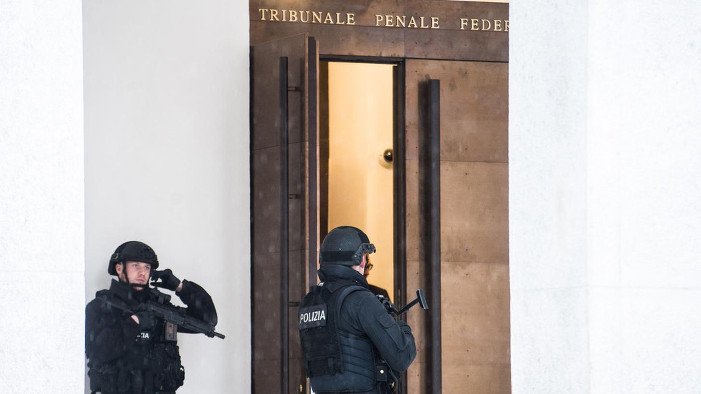 Poliziotti pesantemente armati davanti all'ingresso