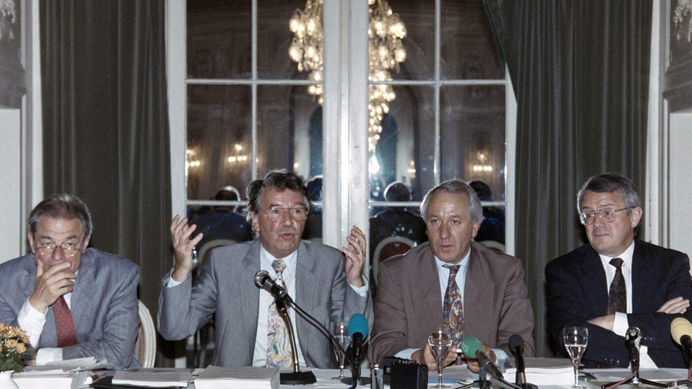 20 maggio 1992: i consiglieri federali Jean-Pascal Delamuraz, René Felber, il cancelliere Achille Casanova e Arnold Koller informano la stampa che il Governo ha deciso di presentare una domanda per avviare i negoziati di adesione alla CEE