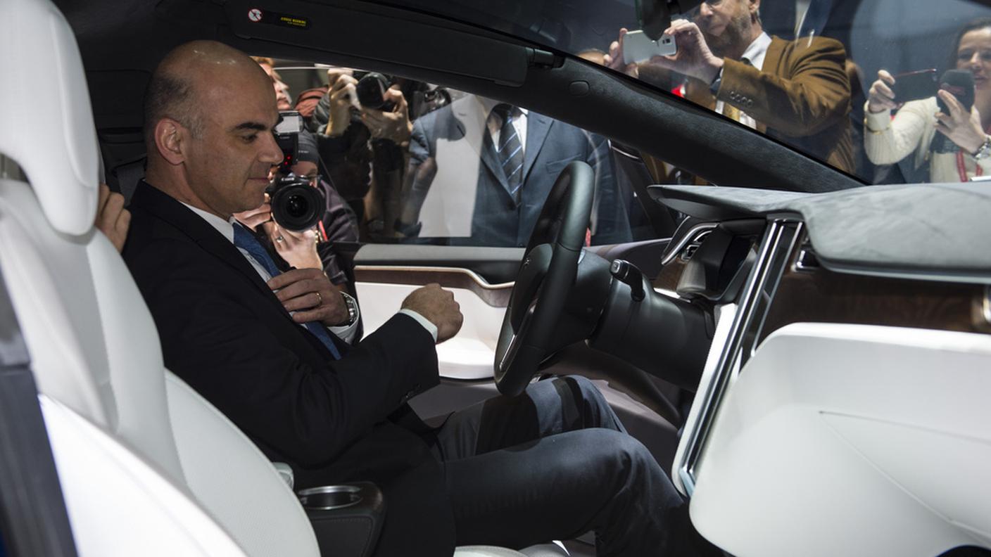 Al volante di una Tesla