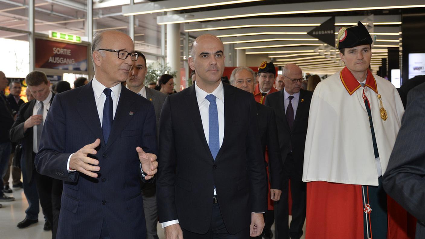 Berset accompagnato dal presidente del salone, Maurice Turrettini
