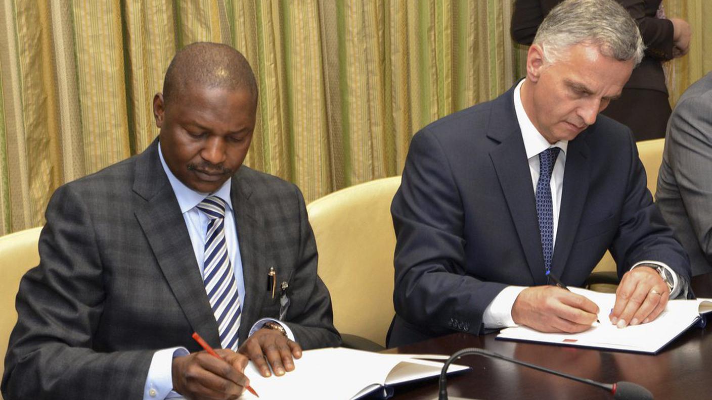 I due ministri in un'immagine scattata al momento della firma del documento