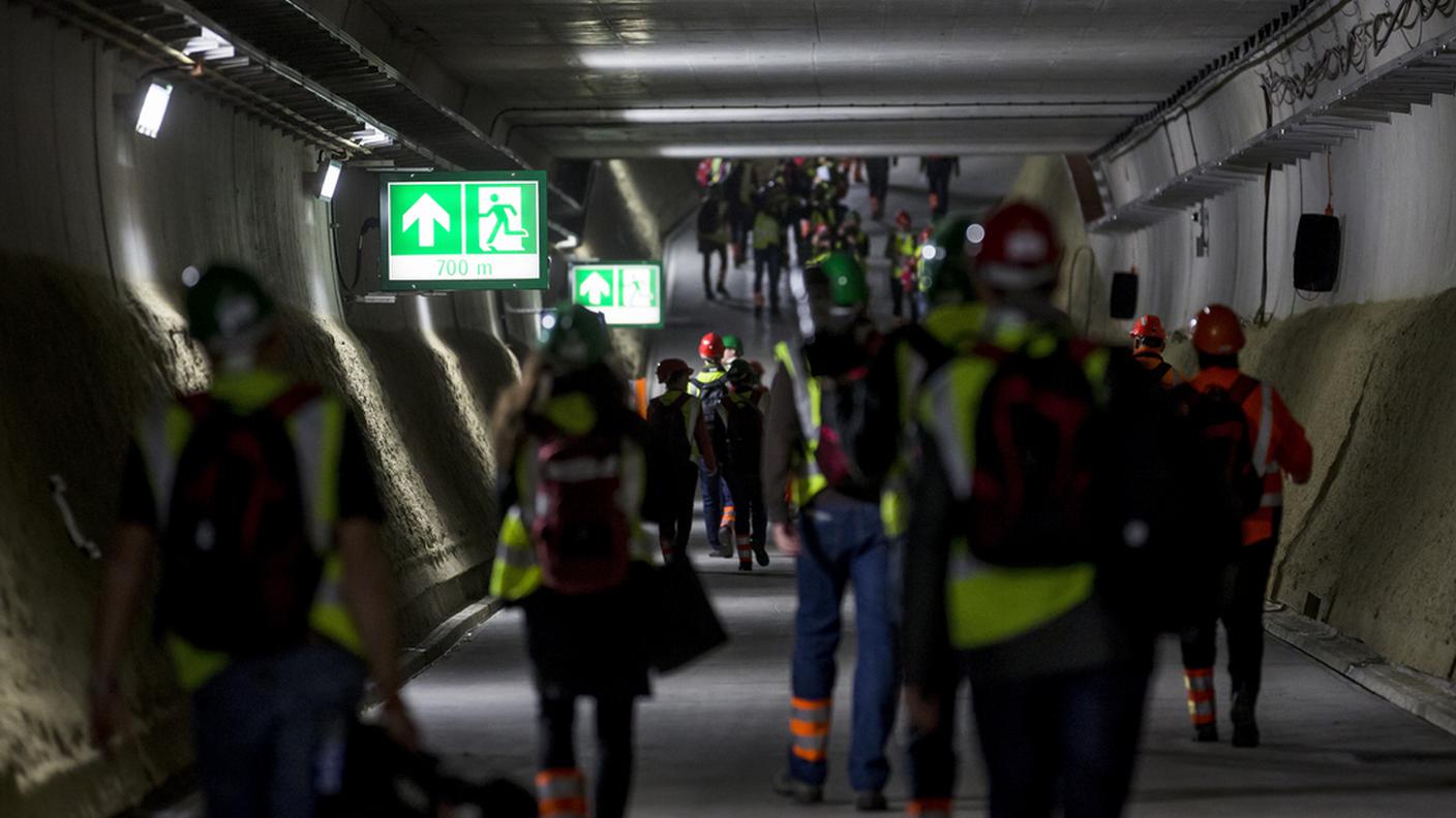 Giornalisti accompagnati oggi all'interno della galleria di base per il viaggio di prova