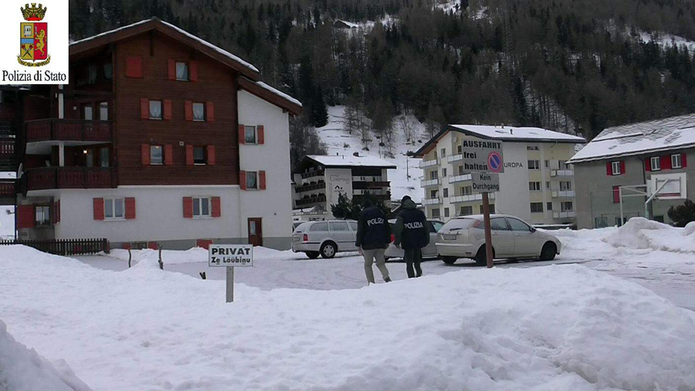 Agenti italiani muniti di pettorina nel giorno degli arresti in Svizzera