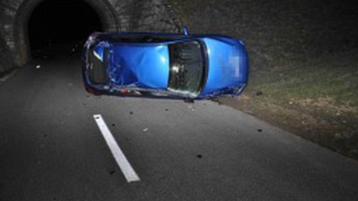 L'auto rovesciata su un fianco