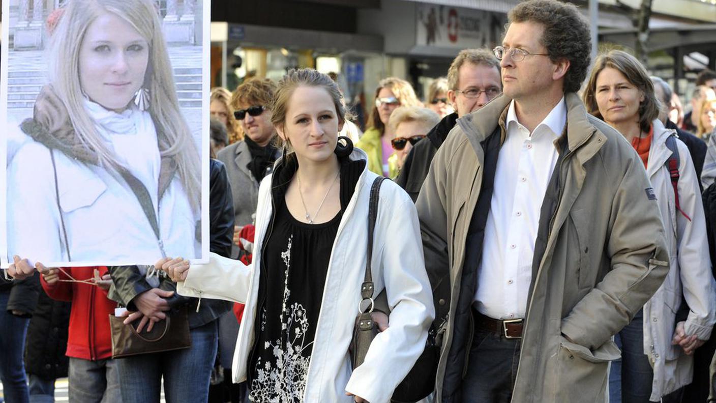 I famigliari di Lucie, selvaggiamente assassinata nei pressi di Baden (AG), alla testa di una marcia a Friburgo nel 2009 in memoria della ragazza
