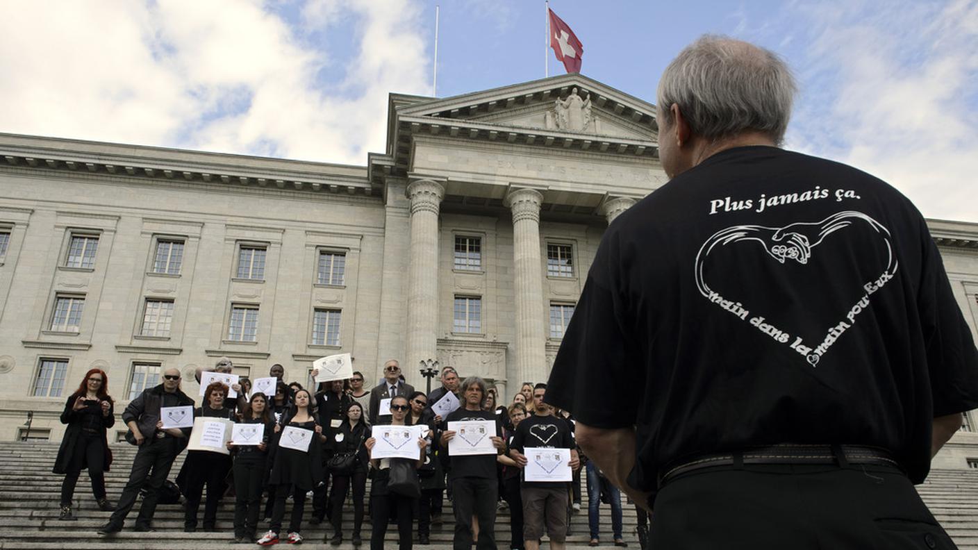 Lucie nel 2009, Marie e Adeline quattro anni più tardi. Una dimostrazione nel 2014, di fronte alla sede del Tribunale federale a Losanna, per ricordare le vittime di questi omicidi efferati