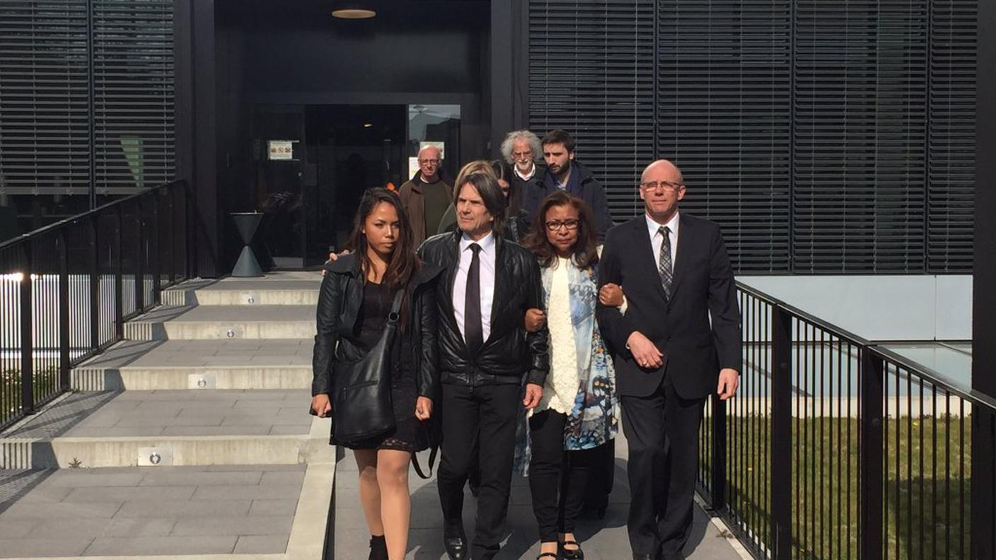 La famiglia della vittima all'uscita dal tribunale di Renens (VD)