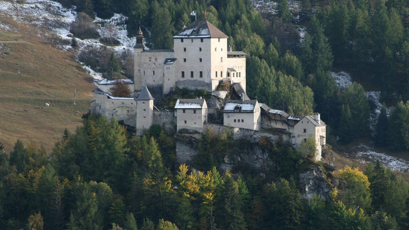 Nella prima metà del secolo XI, i signori di Tarasp, provenienti dalle zone del Lario, ci stabilirono la loro residenza. Nell’anno 1239 la roccaforte entrava in possesso dei conti tirolesi.