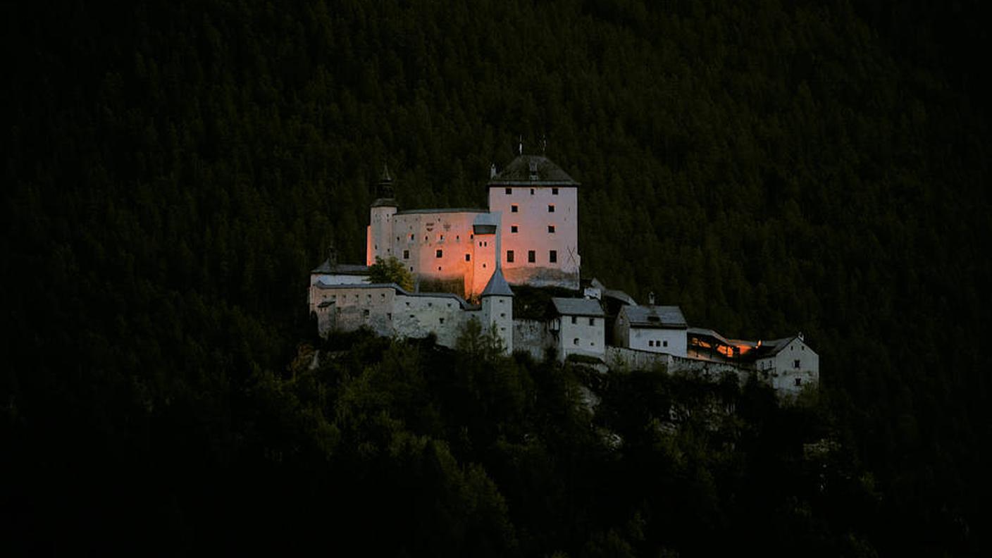 Dopo l’anno 1464 Tarasp fu una contea austriaca. Oggi stesso risalta l’aquila imperiale sul muro del palazzo insieme allo scritto «Hie Estereih».