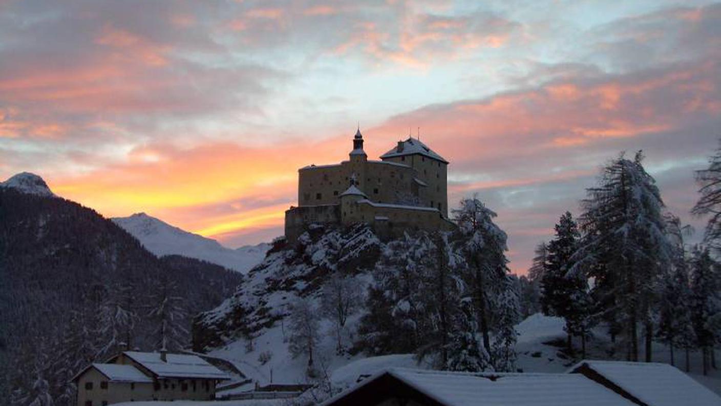 Costruita su una rocca di cento metri d’altezza, la roccaforte presidia le contrade al piede del colle, e le sue mura bianche si specchiano nel laghetto di Tarasp.