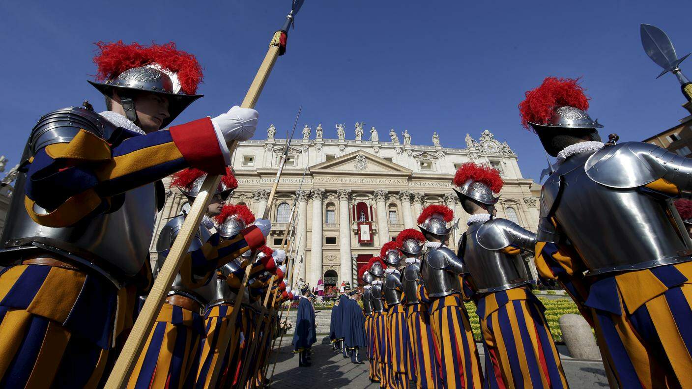 La Guardia pontificia schierata prima della messa pasquale