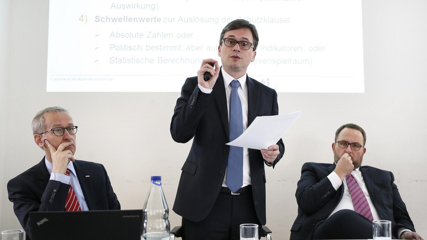 Da sinistra, l'ex ambasciatore Michael Ambühl (che ha sviluppato il modello "bottom up" su mandato del Ticino), Christian Vitta e Norman Gobbi, durante la presentazione ai media della variante lo scorso 7 marzo
