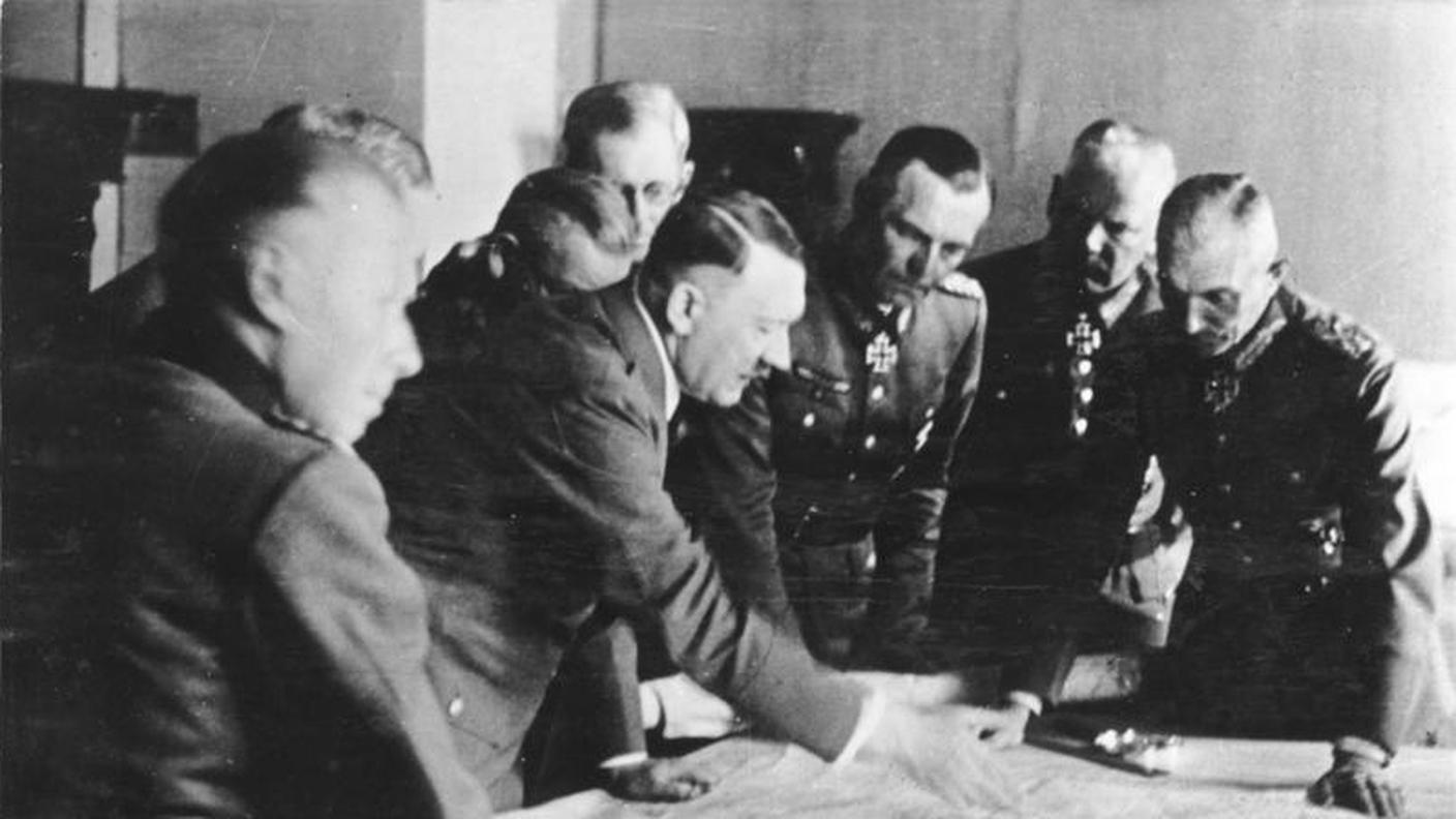 Operazione Bernhard: è il nome durante la Seconda Guerra mondiale ad un piano segreto contro la Gran Bretagna portato avanti dai nazisti, che intendevano iniettare nel paese nemico una massiccia dose di sterline contraffatte, al fine di far aumentare l’inflazione e  distruggerne il sistema economico e finanziario (nella foto: Adolf Hitler coi in gerarchi nazisti).