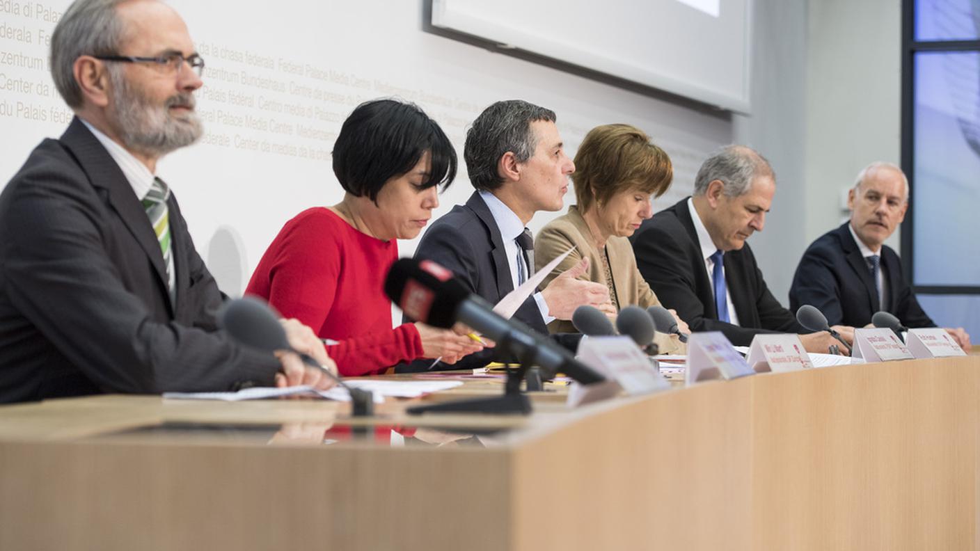 Il comitato interpartitico durante la conferenza stampa a Berna