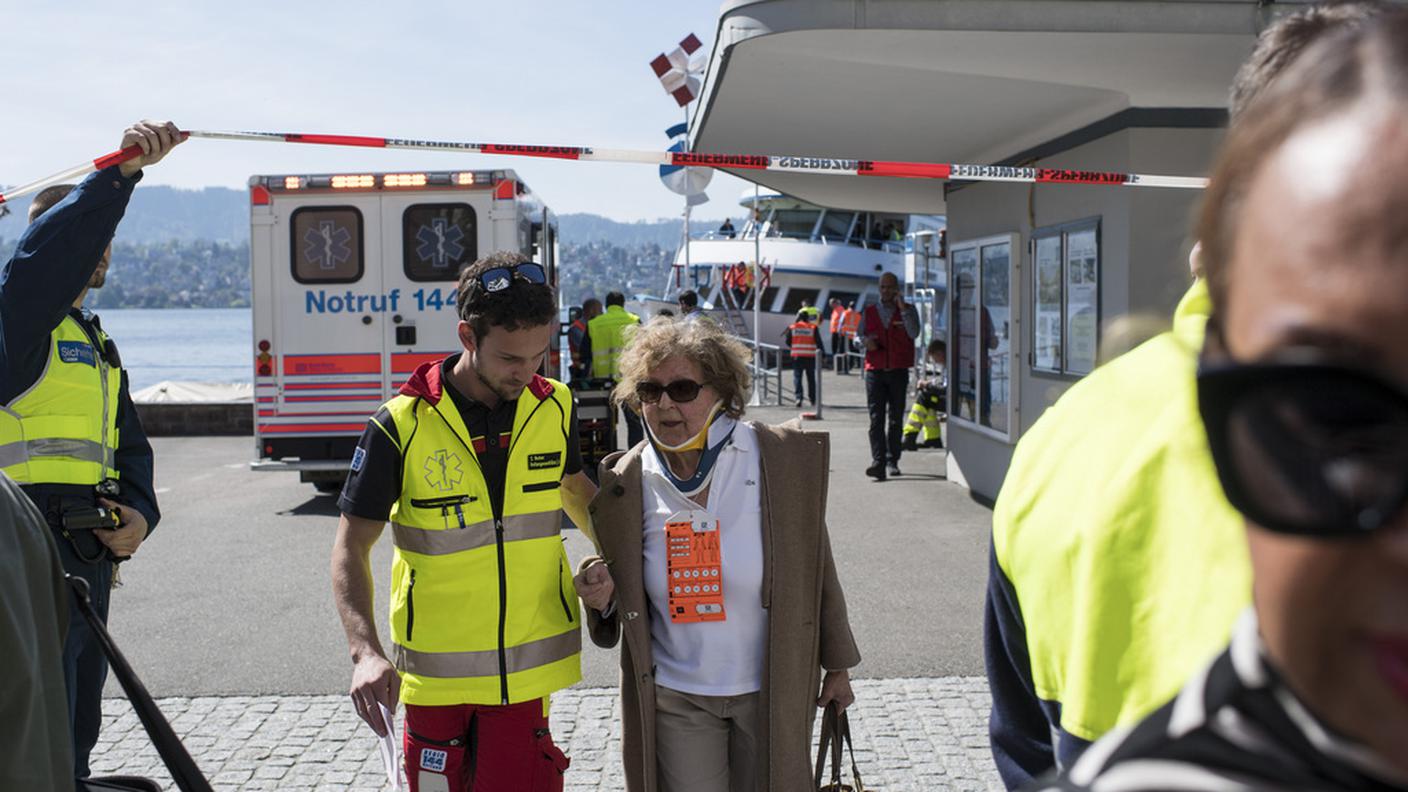 Uno passeggera della MS Albis soccorsa poco dopo l'incidente. I feriti gravi sono tre
