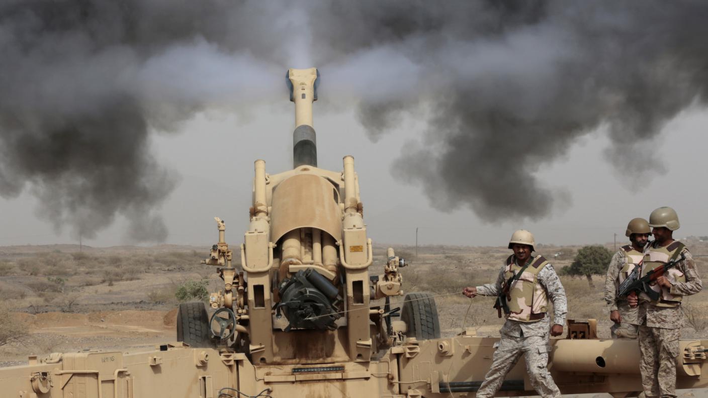 Artiglieria saudita in azione al confine con lo Yemen