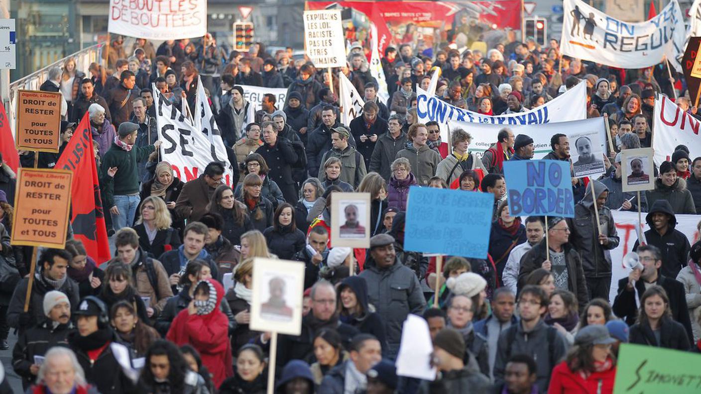 Un corteo a sostegno dei sans-papiers, nel 2012 a Losanna