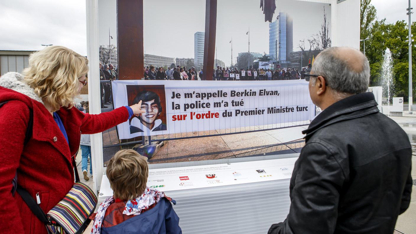 L'immagine fa parte di un'esposizione allestita nella Piazza delle Nazioni
