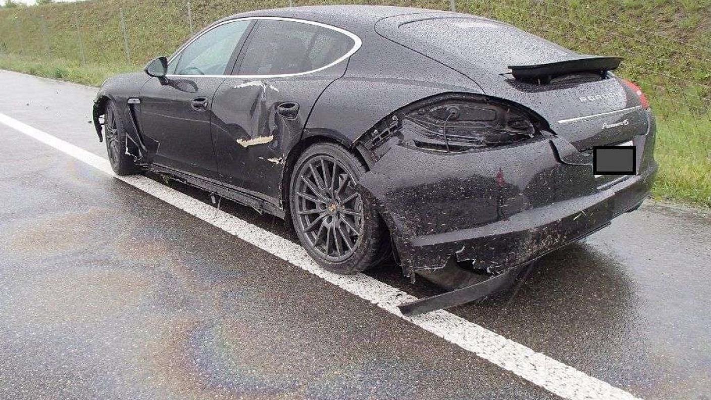 La Porsche sfasciata dal giovane automobilista ubriaco