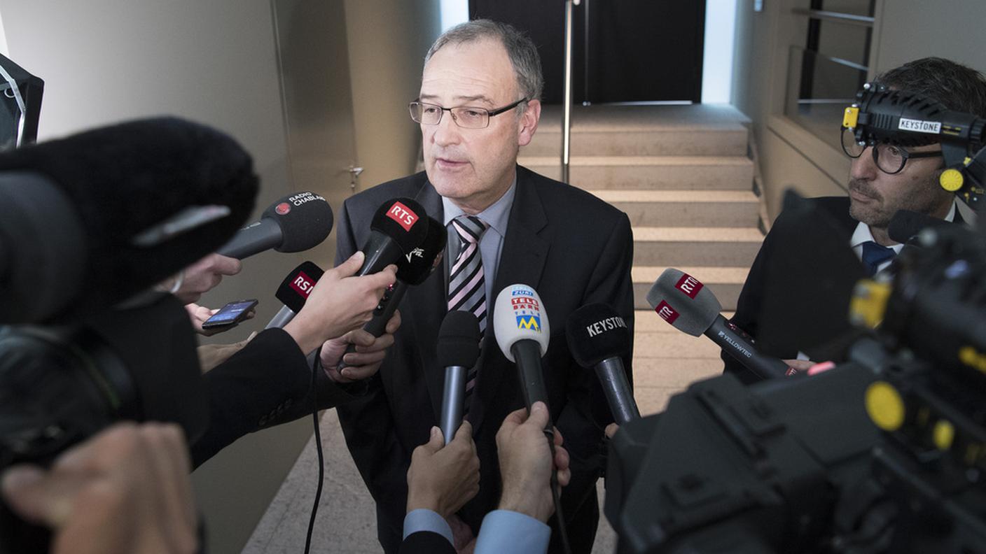 Il ministro della difesa, attorniato dai giornalisti a Berna, dopo il suo incontro con le commissioni parlamentari