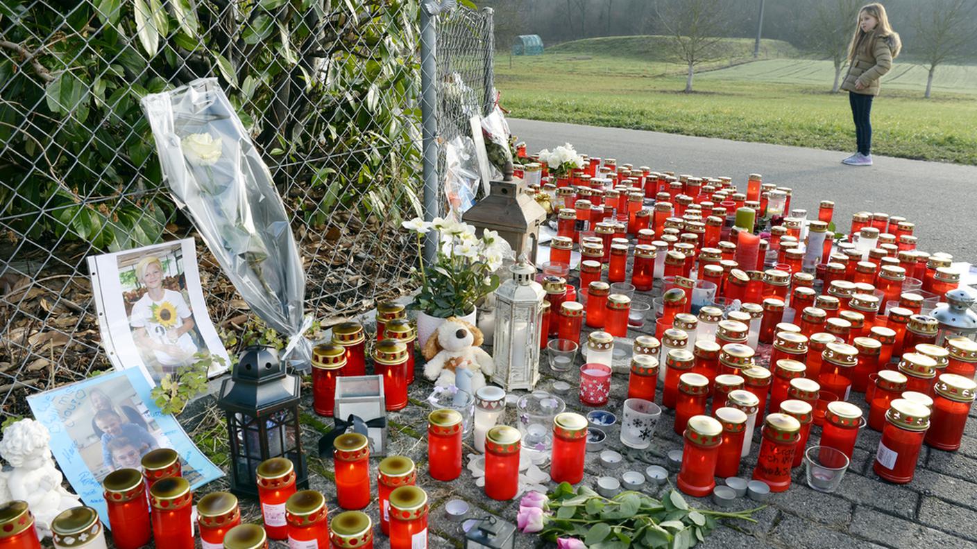 Lumini, immagini delle vittime, fiori. Il cordoglio e lo sconcerto della popolazione della località dopo le uccisioni, compiute poco prima di Natale