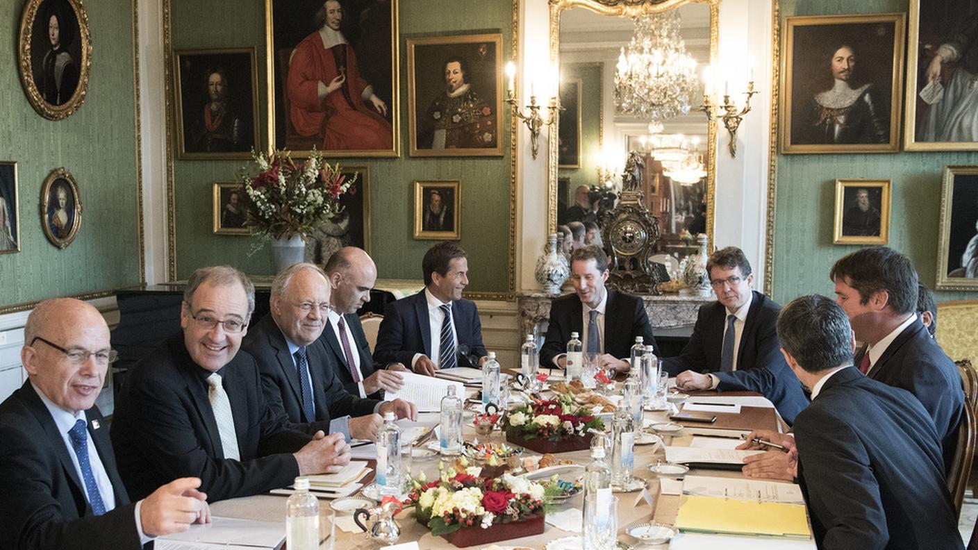 I quattro consiglieri federali presenti, a sinistra, fanno gli onori di casa