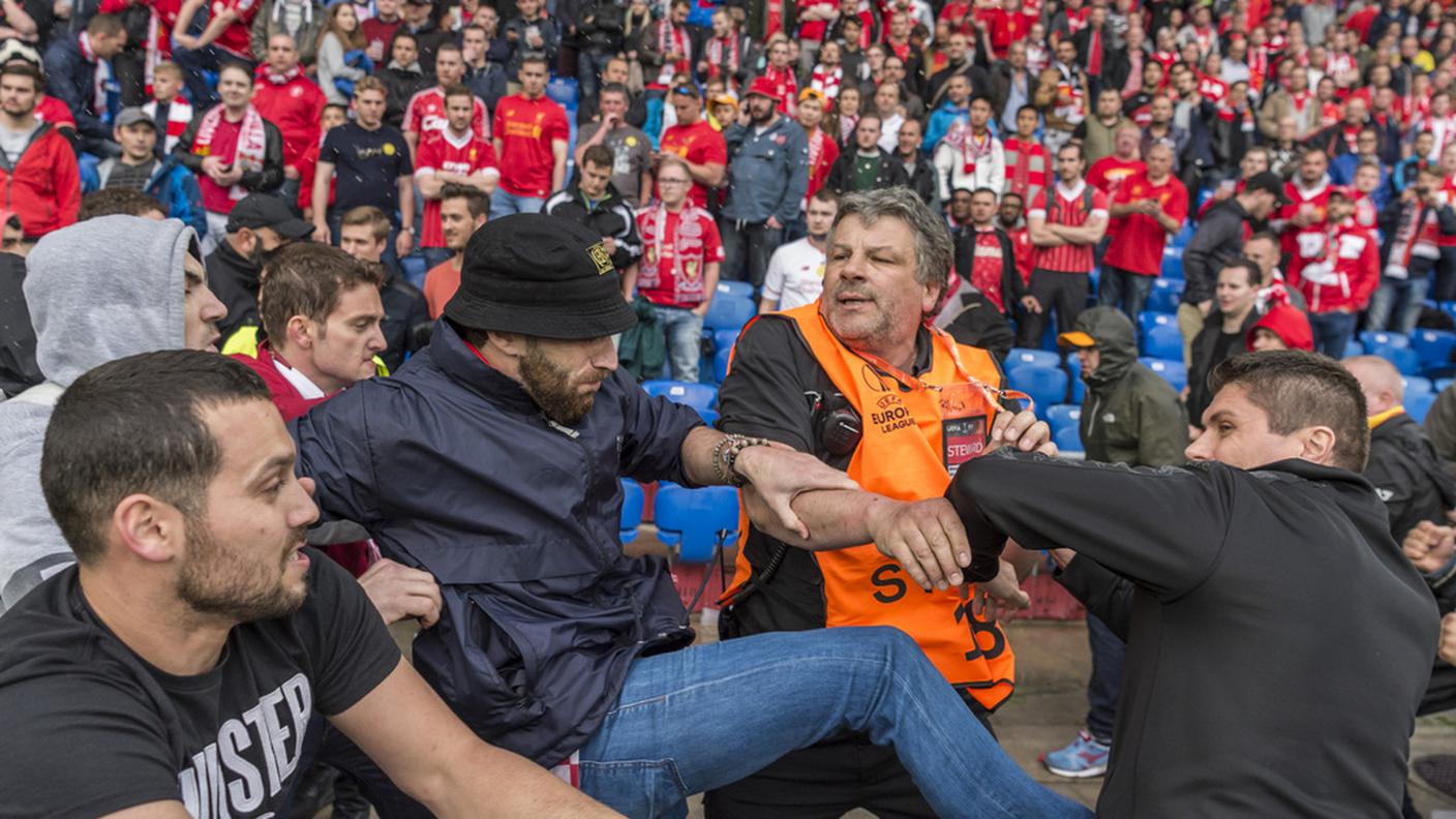 Gli scontri tra le tifoserie sono avvenuti dentro lo stadio
