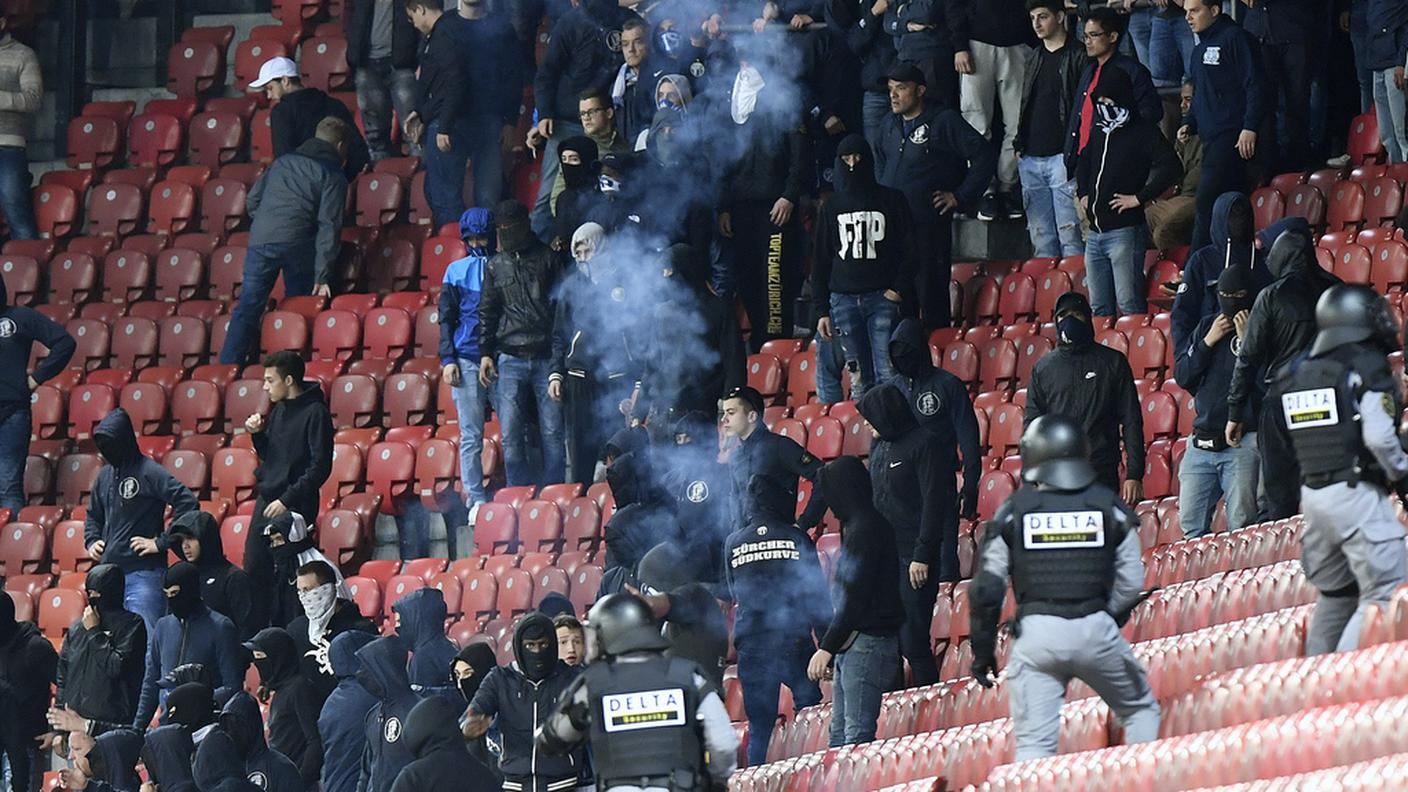 I supporter hanno invaso il terreno dopo la partita