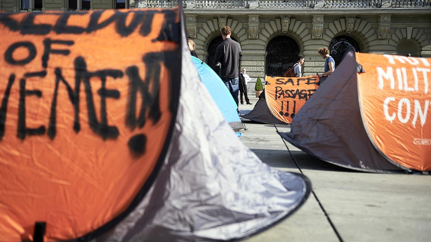 Le forze dell'ordine non sono intervenute, ma osservano la scena