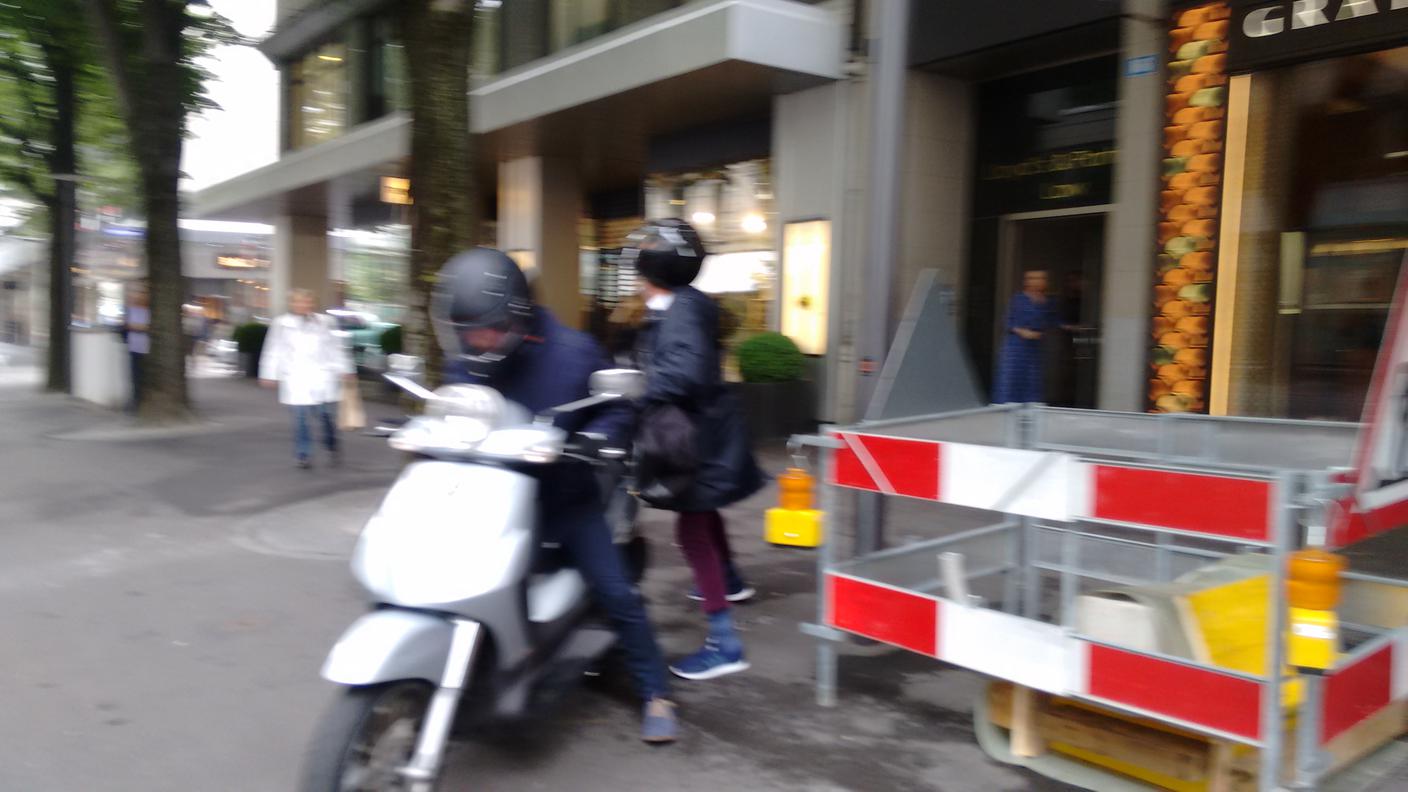 La fuga su uno scooter. Il passeggero ha il casco alzato e il viso scoperto
