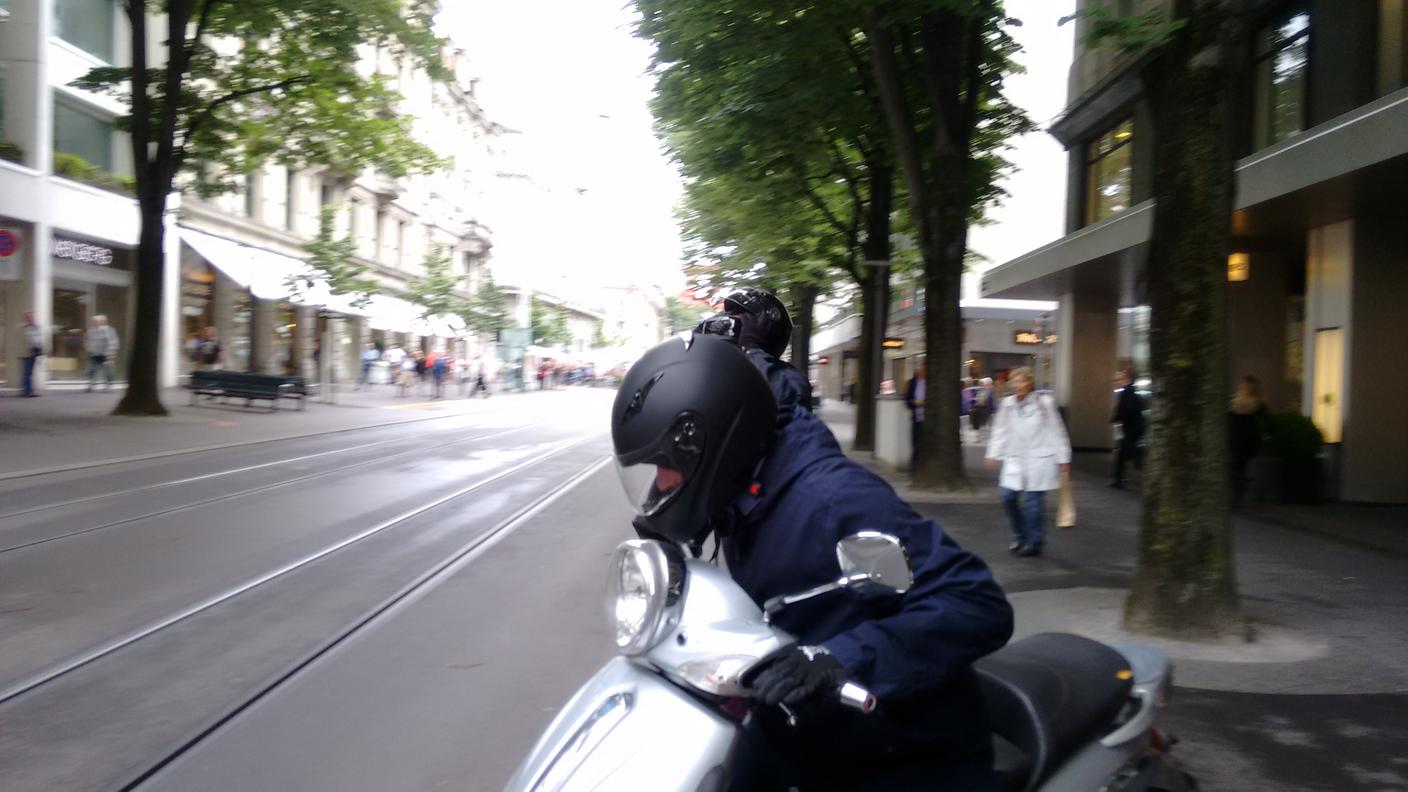 Due ladri sono fuggiti in scooter. Gli altri a piedi